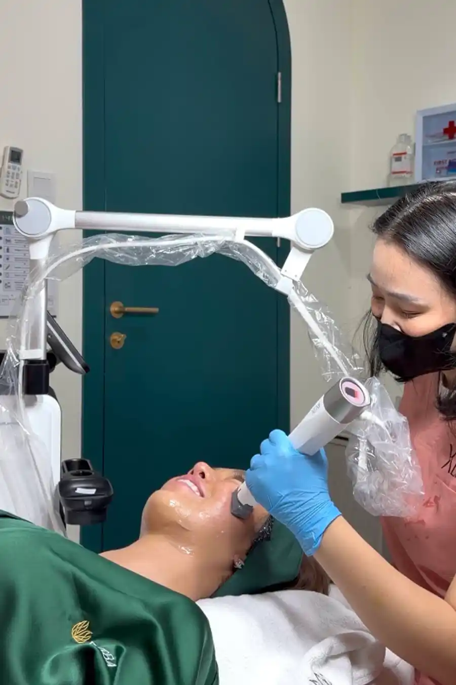 Proses perawatan wajah di Embba Beauty Clinic